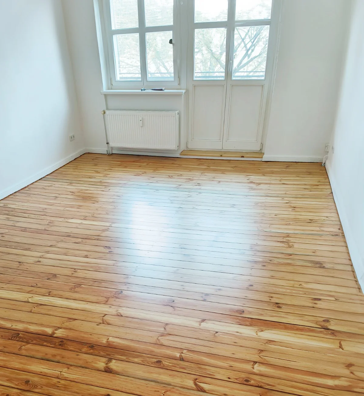 Nachher-Bild eines geschliffenen und polierten Dielenbodens in einer Wohnung
